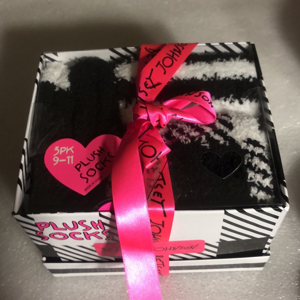 Plush socks by | Betsey Johnson- 3 Pk— Size (9-11)